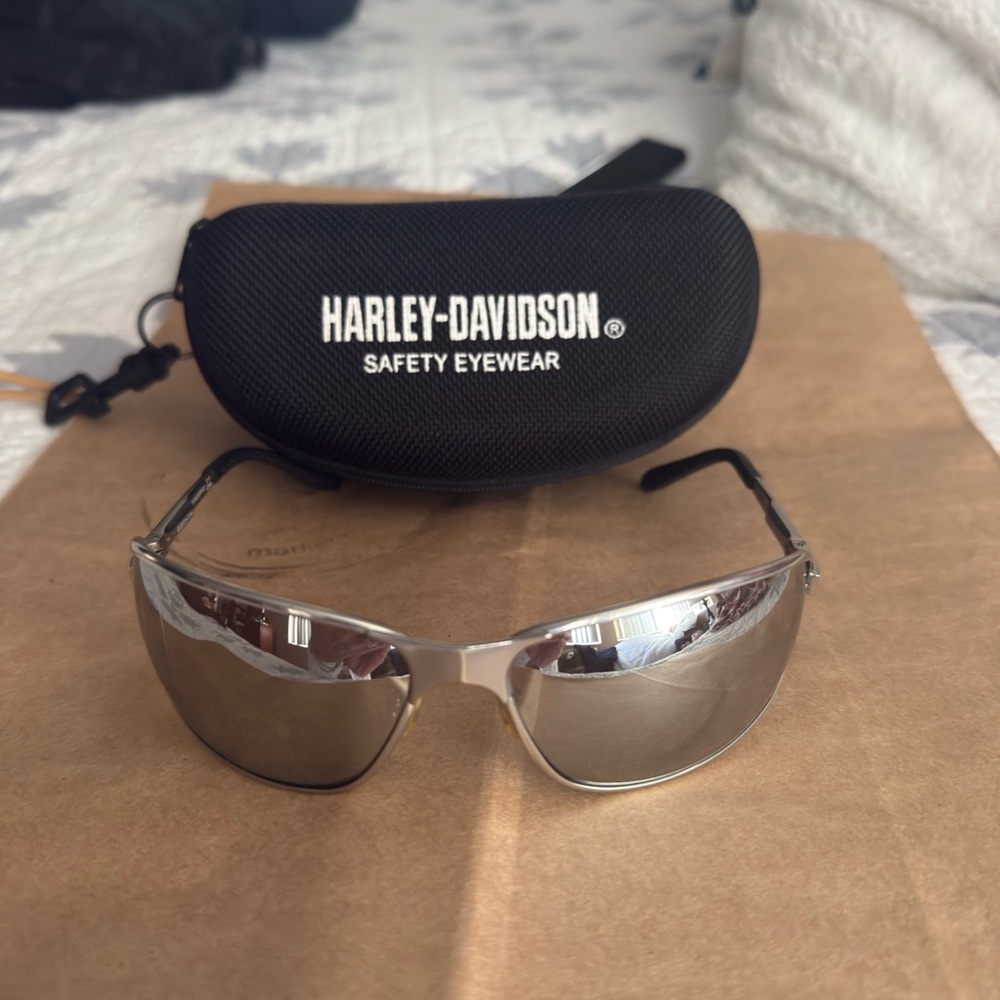 Silver Mirrored Wrap Sunglasses Harley Davidson with hard case - Picture 2 of 5